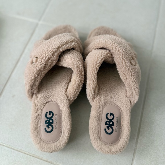 Fuzzy Sandals Size 9 - Picture 5 of 5